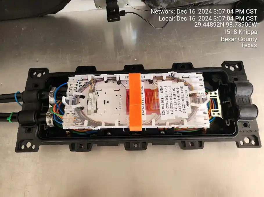 Aerial fiber splitter can enclosure mounted on a telephone pole